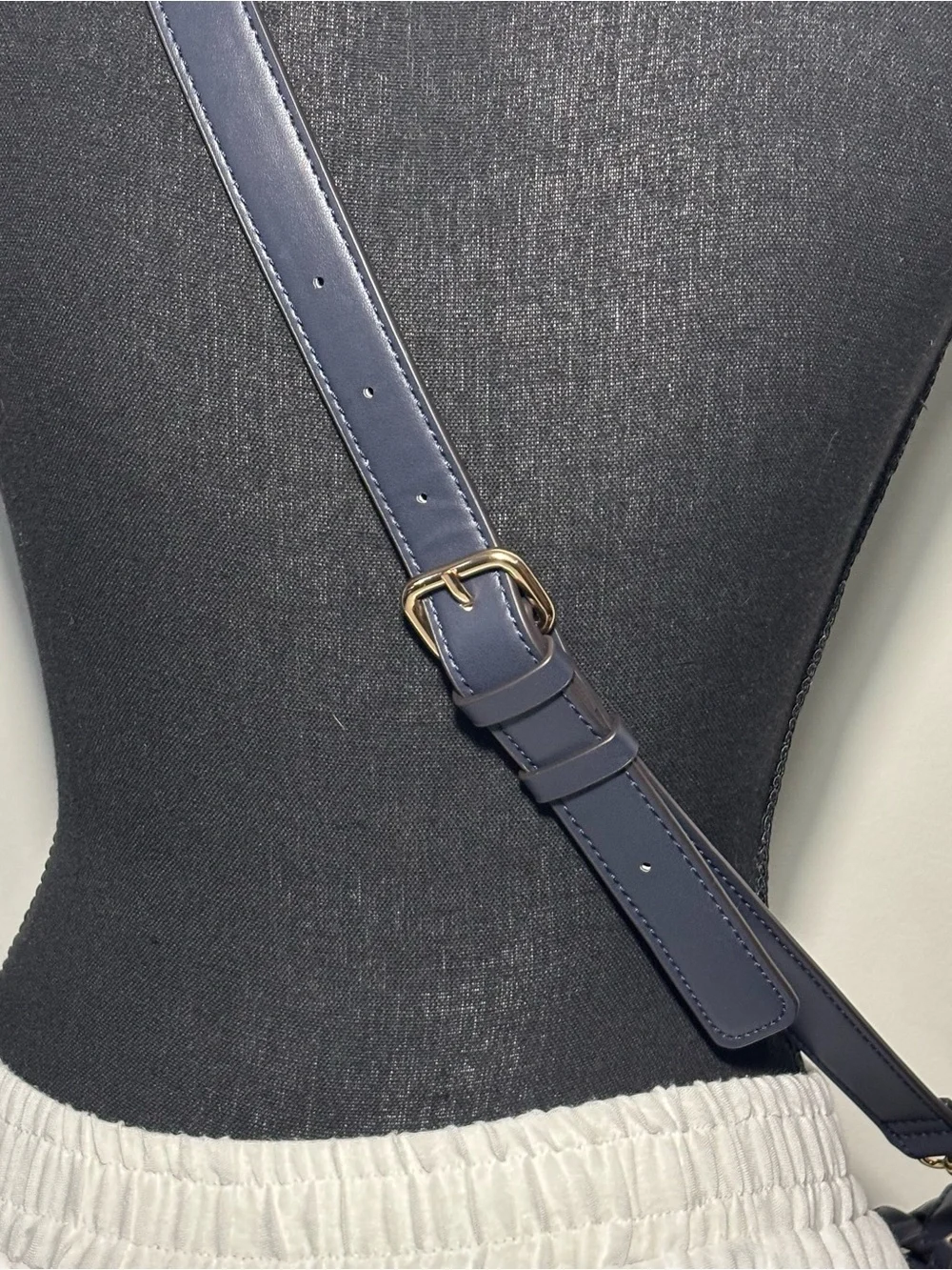 Y2K GUESS Tan & Navy Logo Bannana Shoulder Bag